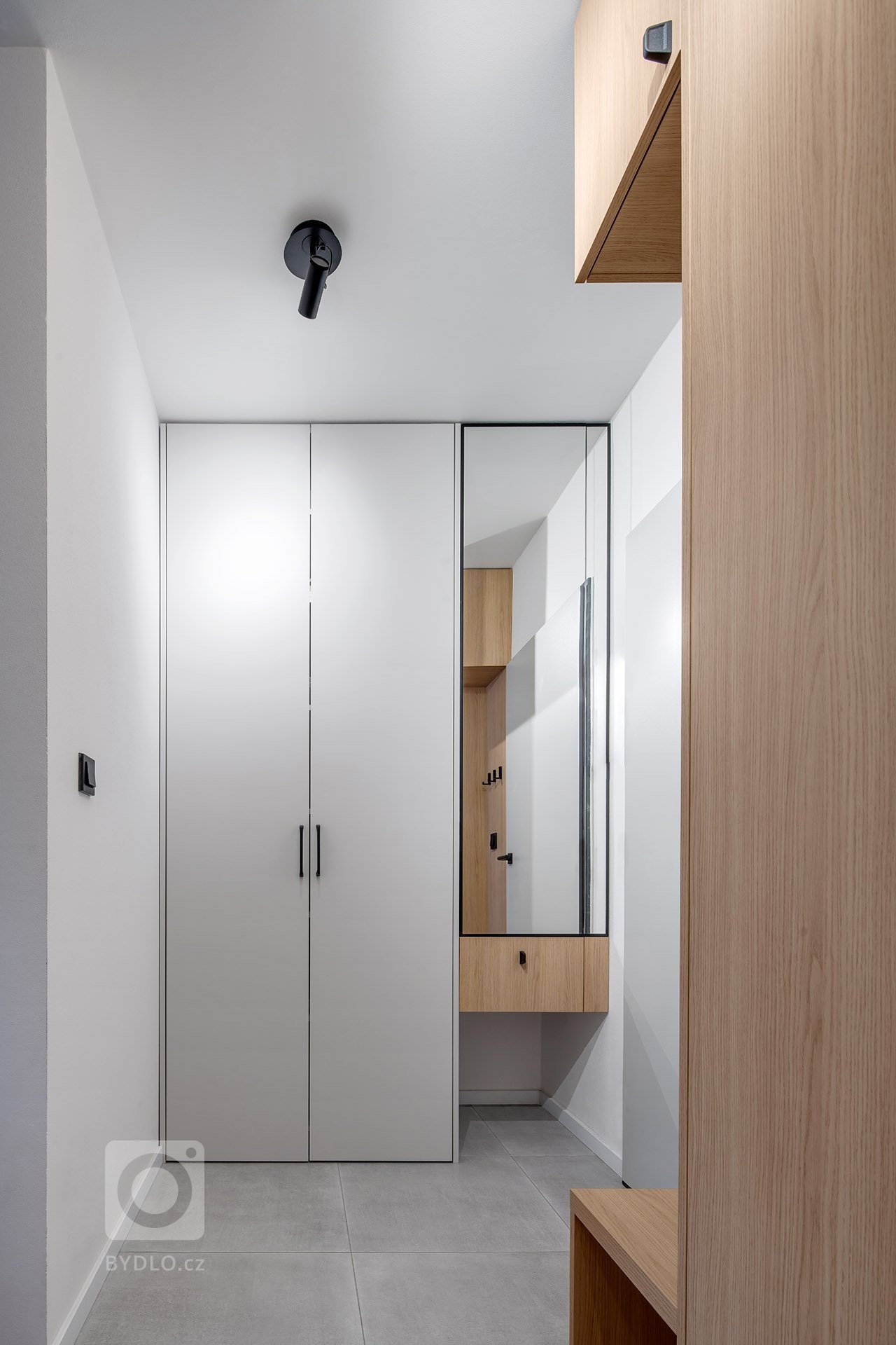 Jedná se o kompletní rekonstrukci malého panelového bytu, původně s dispozicí 1+1 s malou průchozí koupelnou. Jelikož byly veškeré vnitřní konstrukce tvořeny…