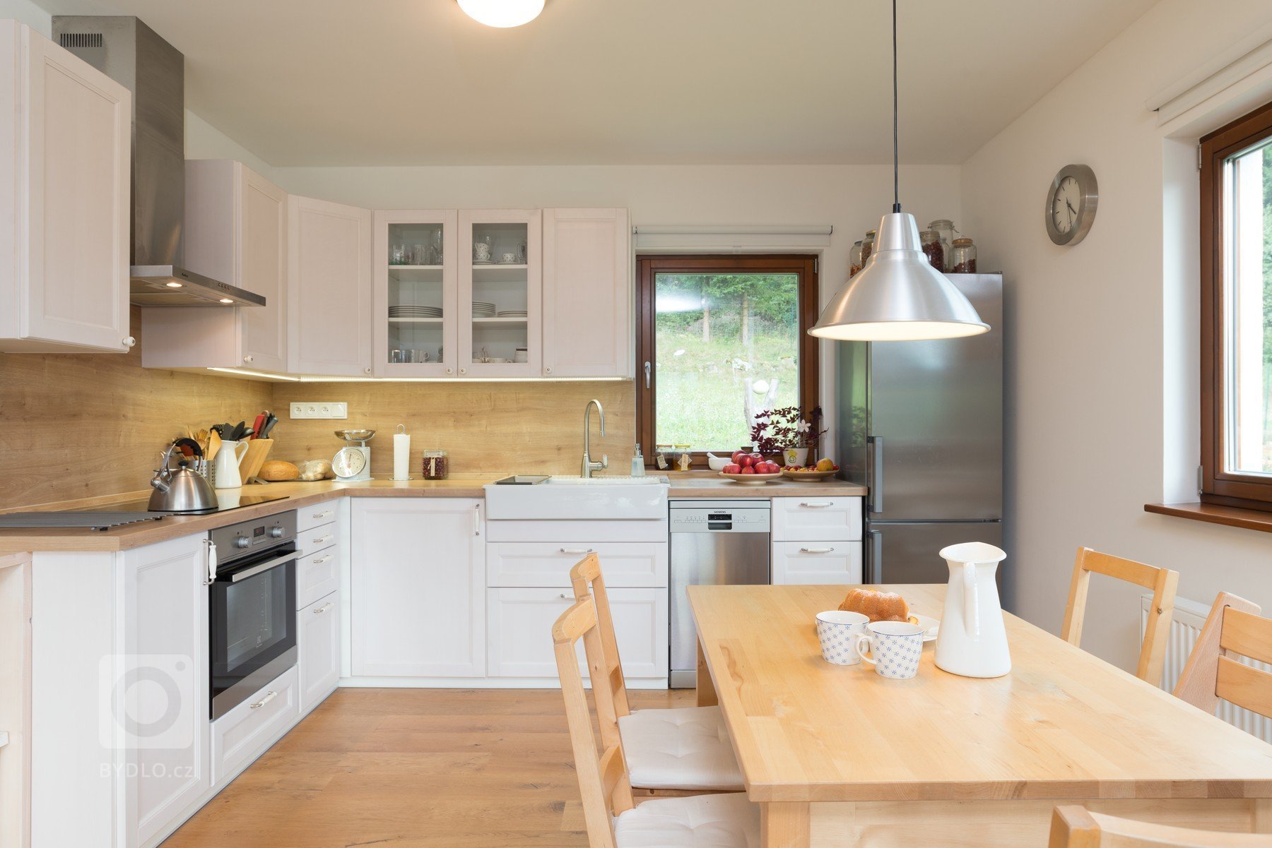 Nejen touha bydlet ve dřevě, ale také fakt, že dřevostavby tolik nezatíží pozemek a stavba netrvá tak dlouho, přitáhlo investora k&nbsp;dřevostavbám. Stavba je…