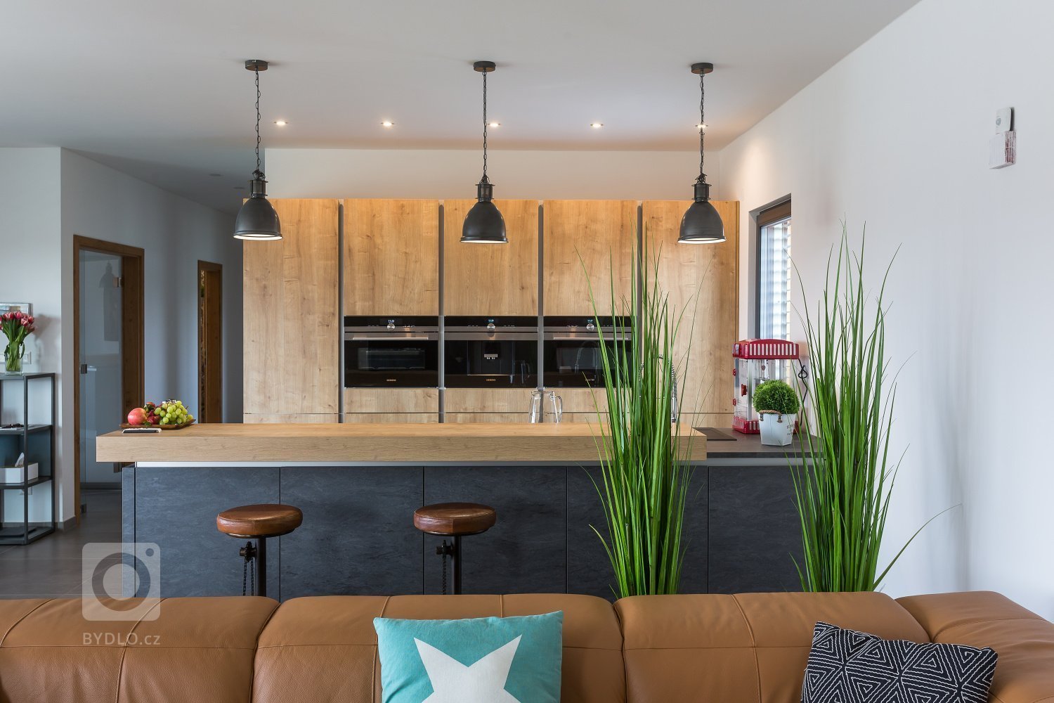 Zajímavý dům&nbsp;pro čtyřčlennou rodinu.&nbsp;Kuchyň s ostrůvkem na varnou desku sousedí s velkorysým obývacím pokojem s velkými prosklenými okny. V domě jsou…