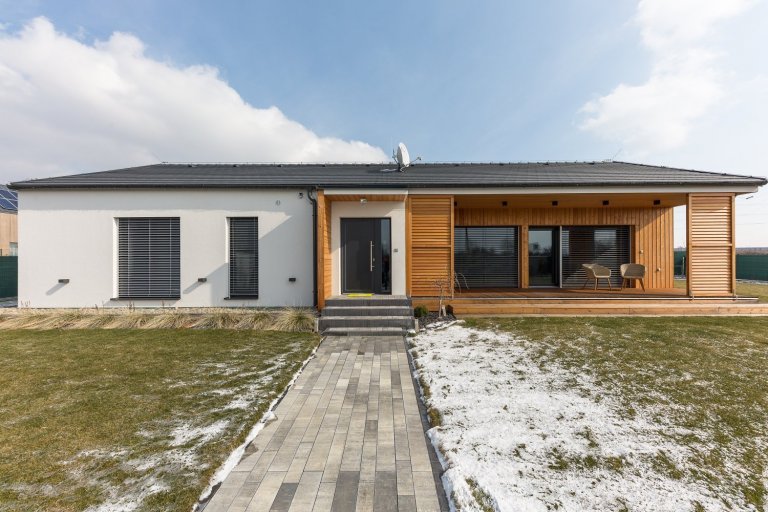 Zajímavý dům&nbsp;pro čtyřčlennou rodinu.&nbsp;Kuchyň s ostrůvkem na varnou desku sousedí s velkorysým obývacím pokojem s velkými prosklenými okny. V domě jsou…