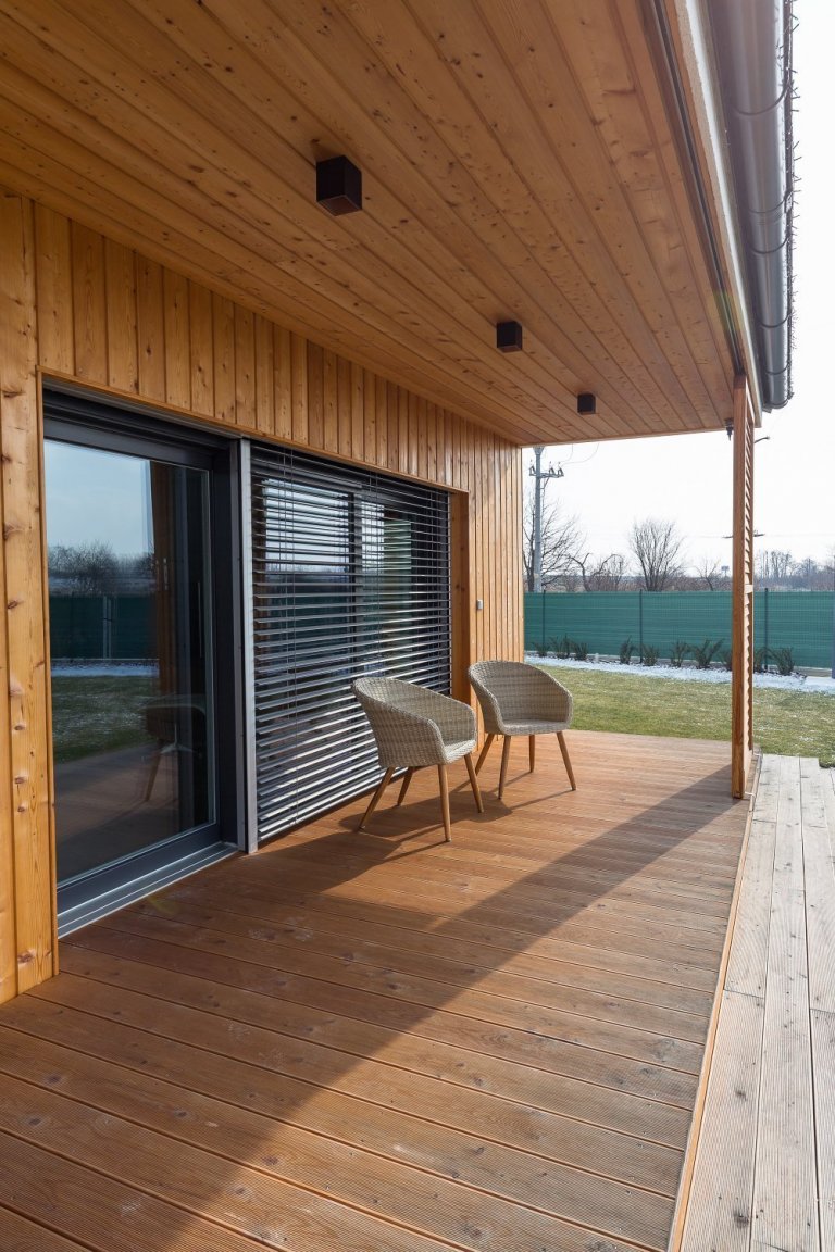 Zajímavý dům&nbsp;pro čtyřčlennou rodinu.&nbsp;Kuchyň s ostrůvkem na varnou desku sousedí s velkorysým obývacím pokojem s velkými prosklenými okny. V domě jsou…