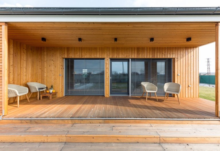 Zajímavý dům&nbsp;pro čtyřčlennou rodinu.&nbsp;Kuchyň s ostrůvkem na varnou desku sousedí s velkorysým obývacím pokojem s velkými prosklenými okny. V domě jsou…