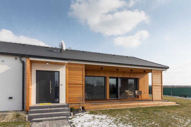 Zajímavý dům&nbsp;pro čtyřčlennou rodinu.&nbsp;Kuchyň s ostrůvkem na varnou desku sousedí s velkorysým obývacím pokojem s velkými prosklenými okny. V domě jsou…