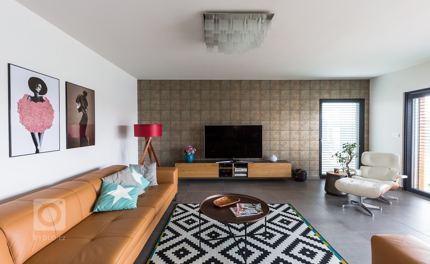 Zajímavý dům&nbsp;pro čtyřčlennou rodinu.&nbsp;Kuchyň s ostrůvkem na varnou desku sousedí s velkorysým obývacím pokojem s velkými prosklenými okny. V domě jsou…