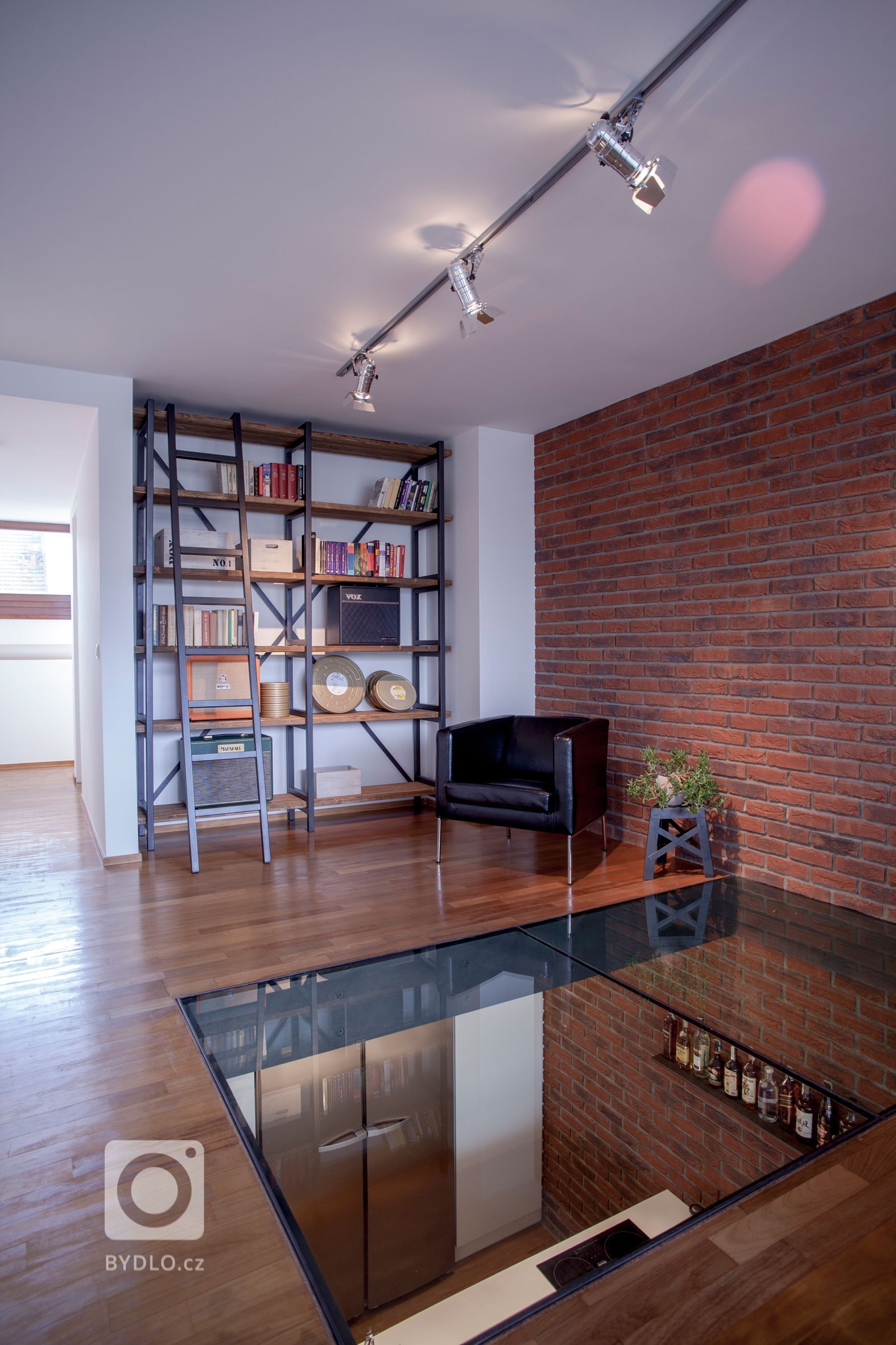 Triplex od pražského ateliéru B2&nbsp;Architecture se nachází v bývalém karlínském industriálním komplexu, který v roce 2009 přestavěla rakouská kancelář…