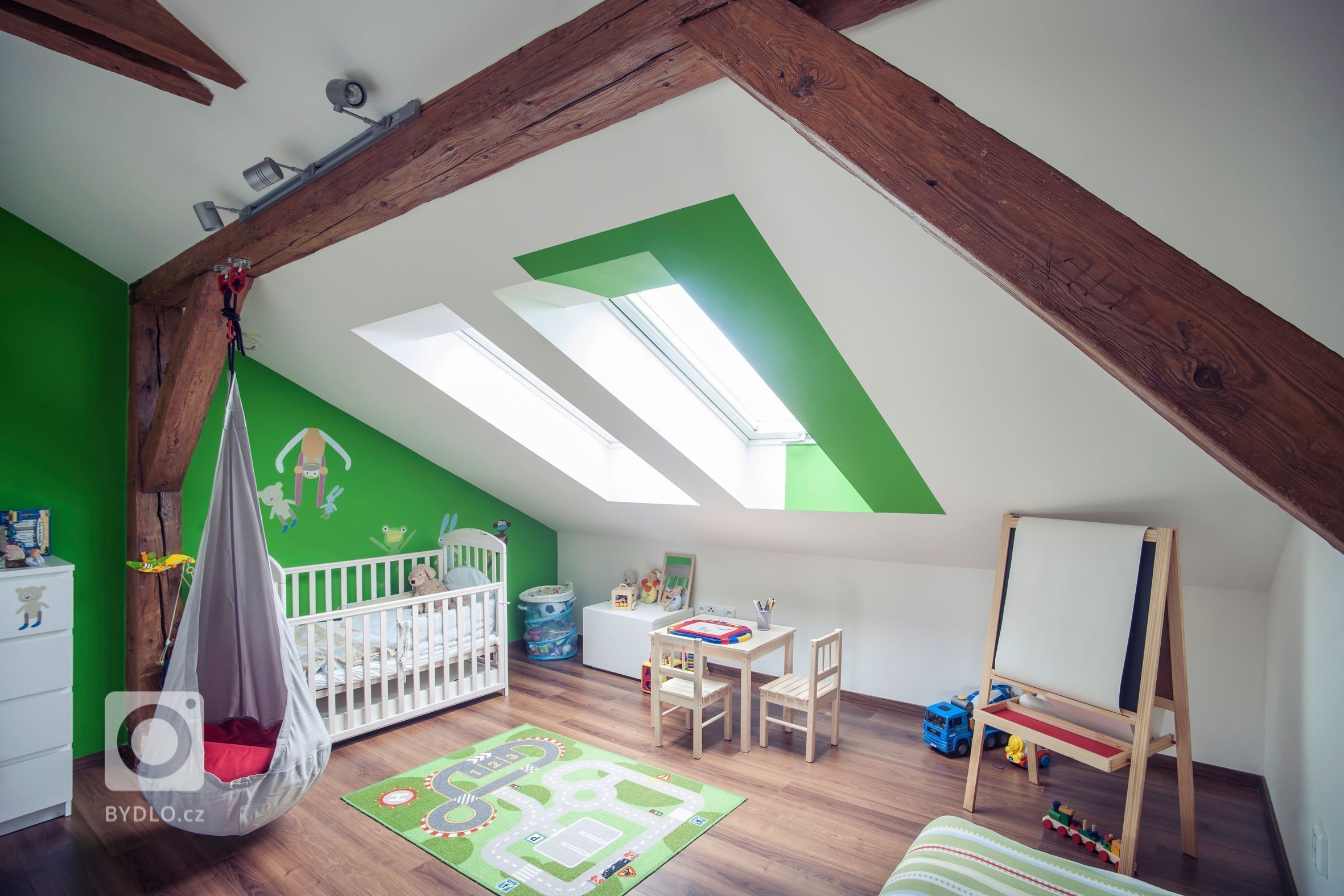 Starý půdní prostor přestavěly architektky Barbara Bencová a Alexandra Timpau ze&nbsp;studia B&sup2;&nbsp;do podoby komfortního rodinného bydlení s prostorným…