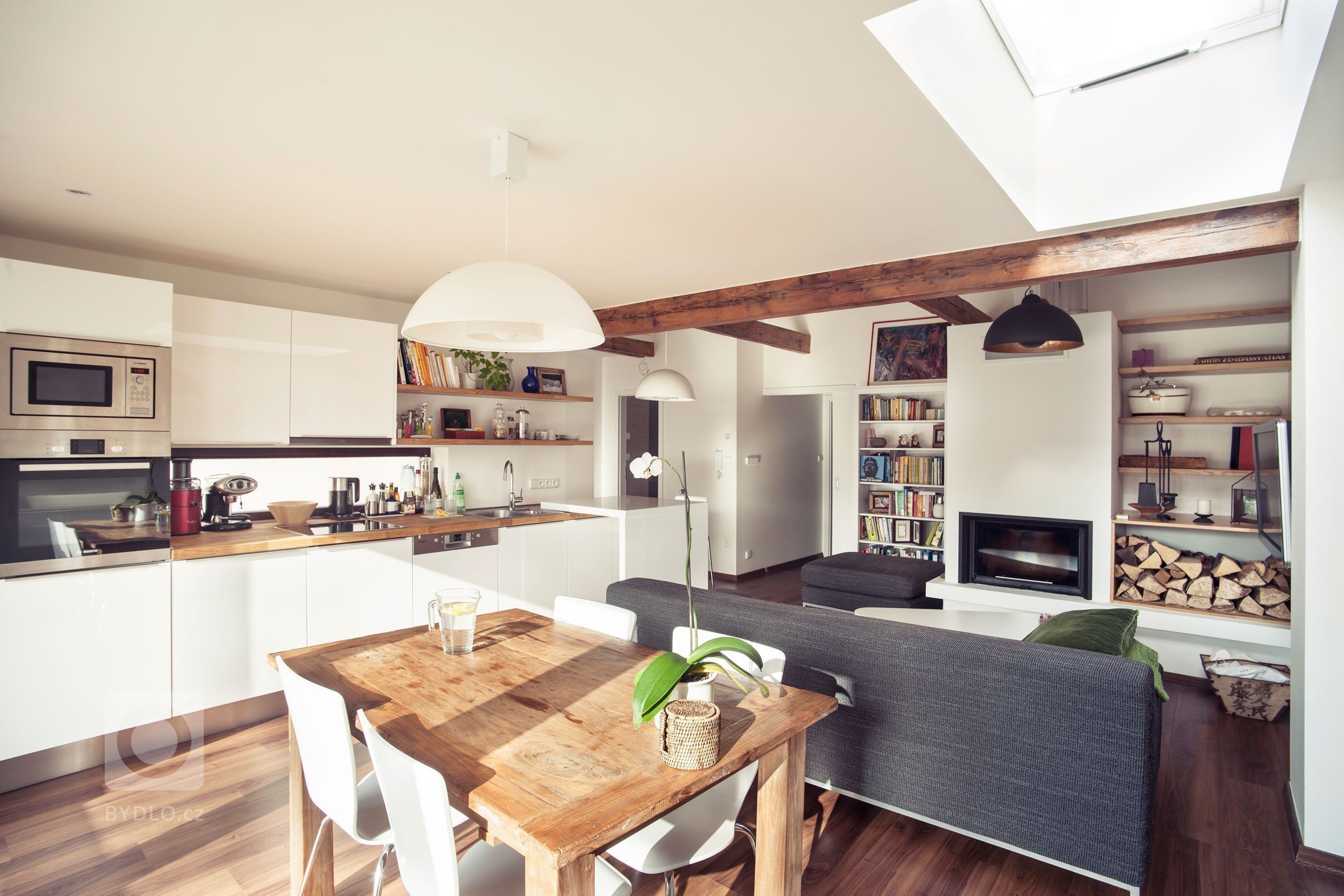 Starý půdní prostor přestavěly architektky Barbara Bencová a Alexandra Timpau ze&nbsp;studia B&sup2;&nbsp;do podoby komfortního rodinného bydlení s prostorným…