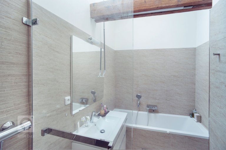 Starý půdní prostor přestavěly architektky Barbara Bencová a Alexandra Timpau ze&nbsp;studia B&sup2;&nbsp;do podoby komfortního rodinného bydlení s prostorným…