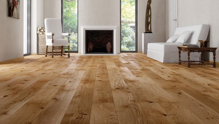 Dubová podlaha s 2x frézovanými hranami potažená bezbarvým přírodním olejem&nbsp;v interiéru&nbsp;rodinného domu v Praze.
