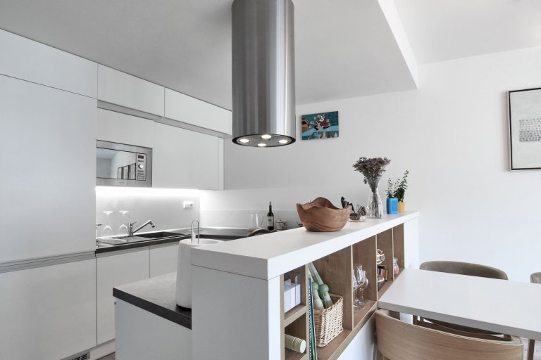 Návrh vestavby moderního interieru do bytu v novostavbě. Byt samotný je řešen v obývací části atypickými úhly. Což z něj z hlediska prostoru dělá zajímavý…