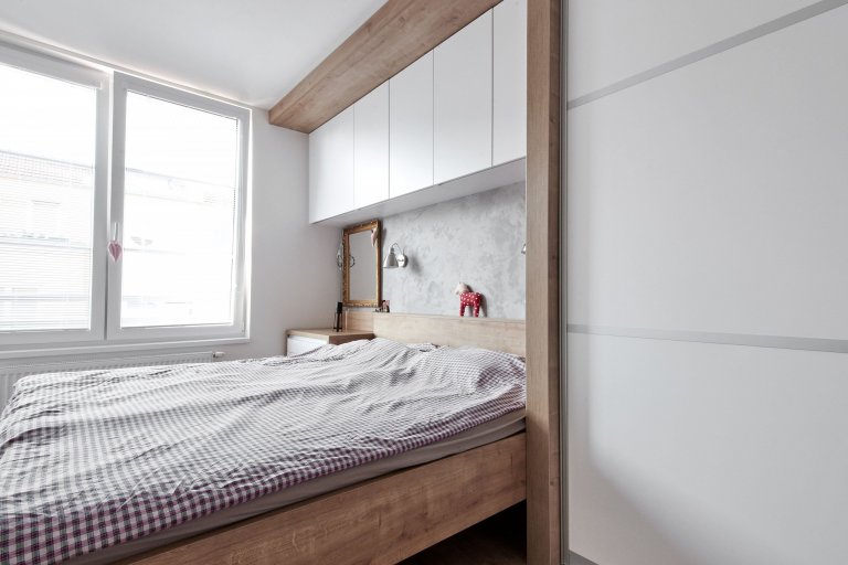 Návrh vestavby moderního interieru do bytu v novostavbě. Byt samotný je řešen v obývací části atypickými úhly. Což z něj z hlediska prostoru dělá zajímavý…