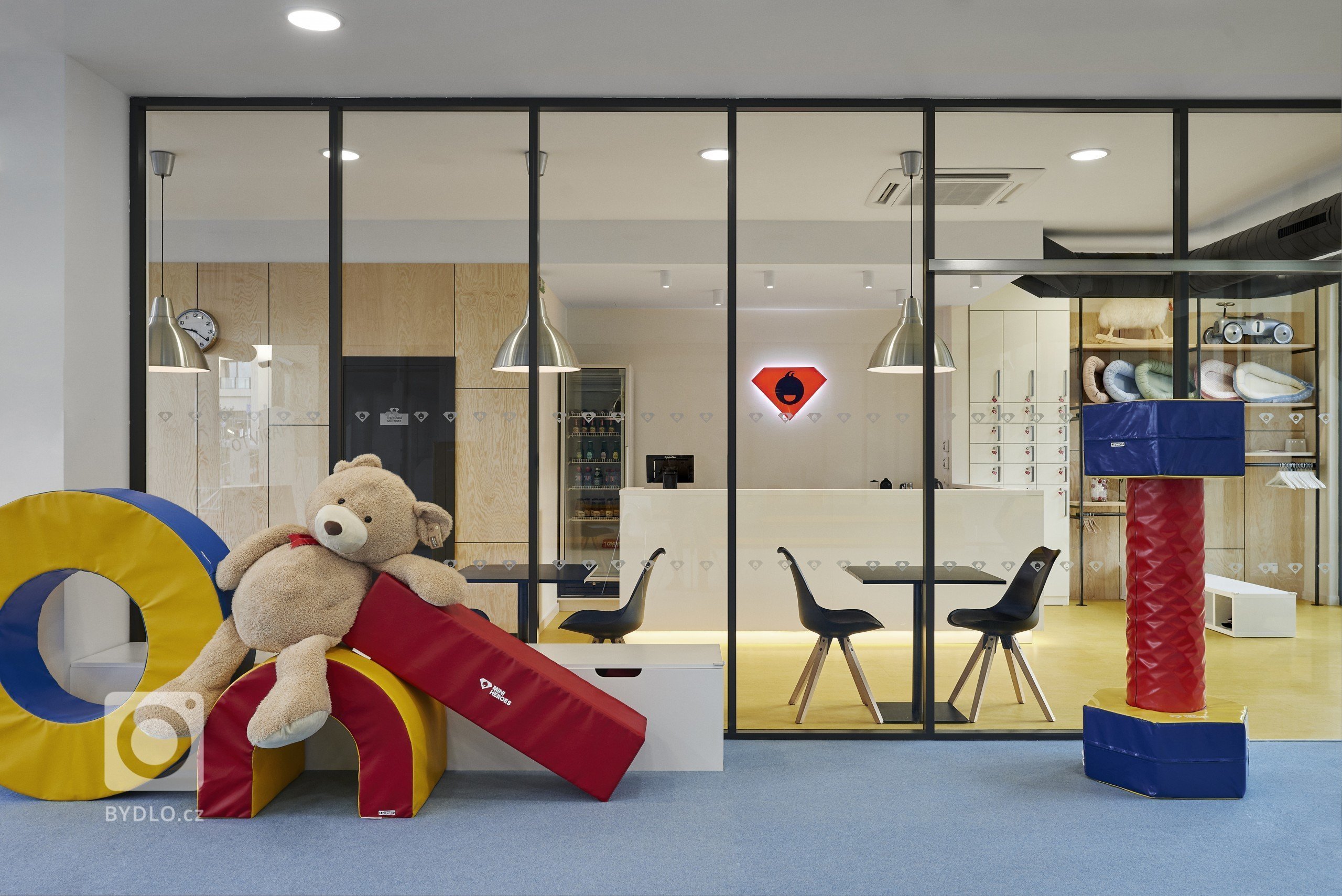 Projekt dětské herny Mini Heroes, nacházející se v objektu River Garden v pražském Karlíně. Prostor byl před kolaudací a naprosto prázdný, postarali jsme se o…