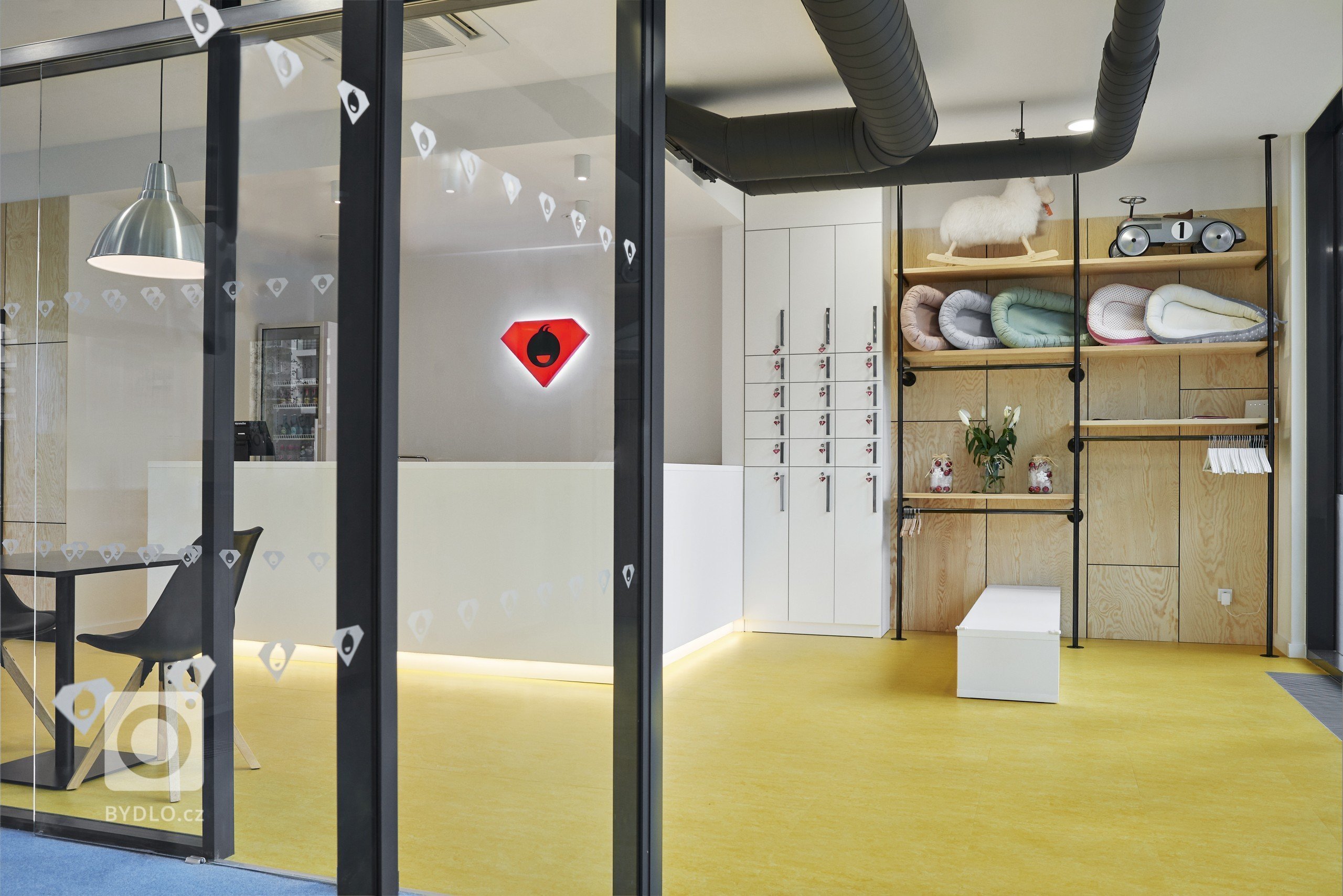 Projekt dětské herny Mini Heroes, nacházející se v objektu River Garden v pražském Karlíně. Prostor byl před kolaudací a naprosto prázdný, postarali jsme se o…