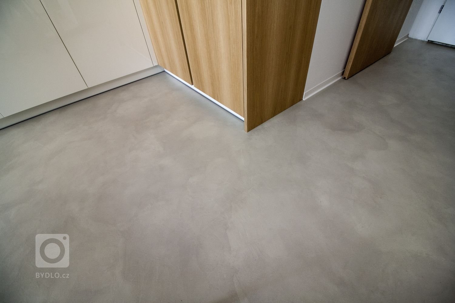 Realizace stěrkované podlahy v dekoru betonu pro rekonstrukci bytu v Praze.&nbsp;
