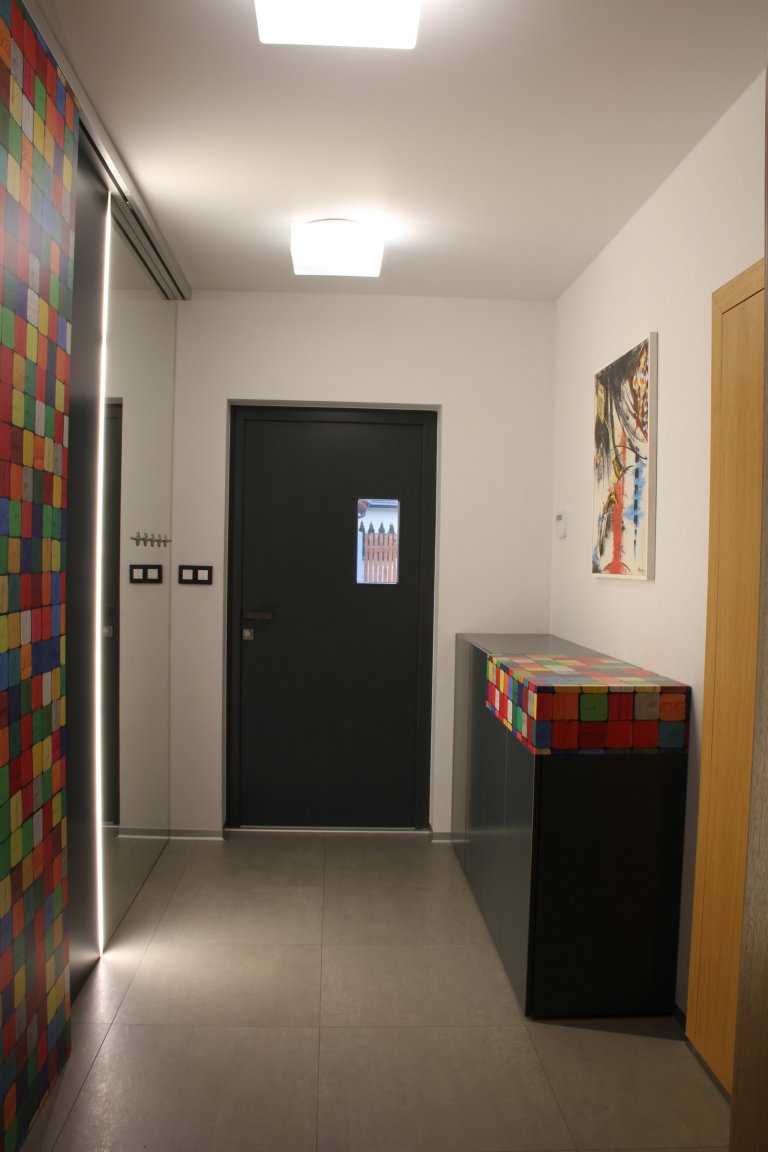 Klient oslovil naši firmu a požadoval vytvoření studie celého interiéru domu, kdy můžeme při tvorbě studie ještě dispozičně měnit projekt. Studie interiéru…