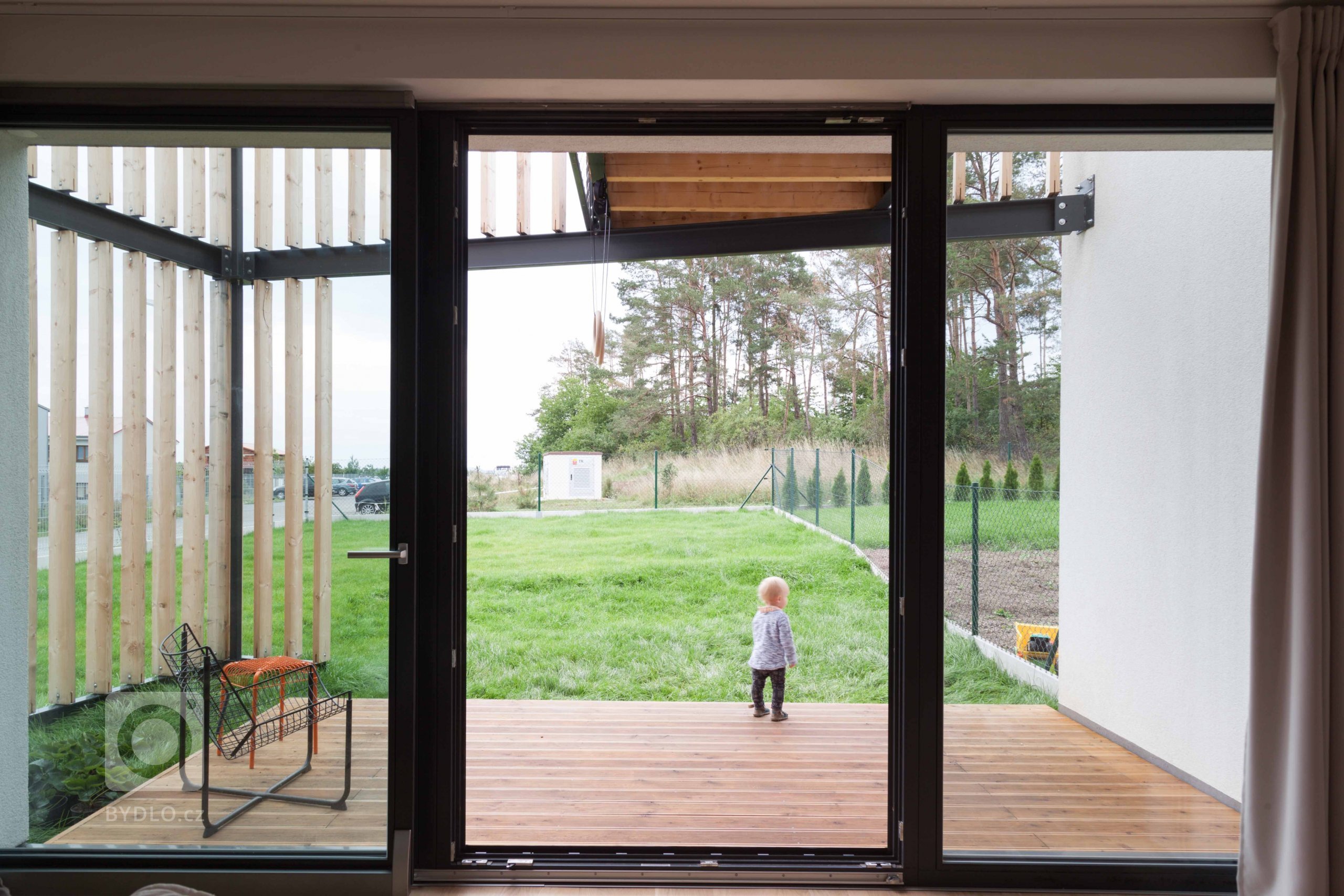 Koncept
Jednoduché krychle doplněné předsazenou dřevěnou konstrukcí. Semknutá, účelná dispozice využívající výhledů do krajiny. To je developerský projekt Za…