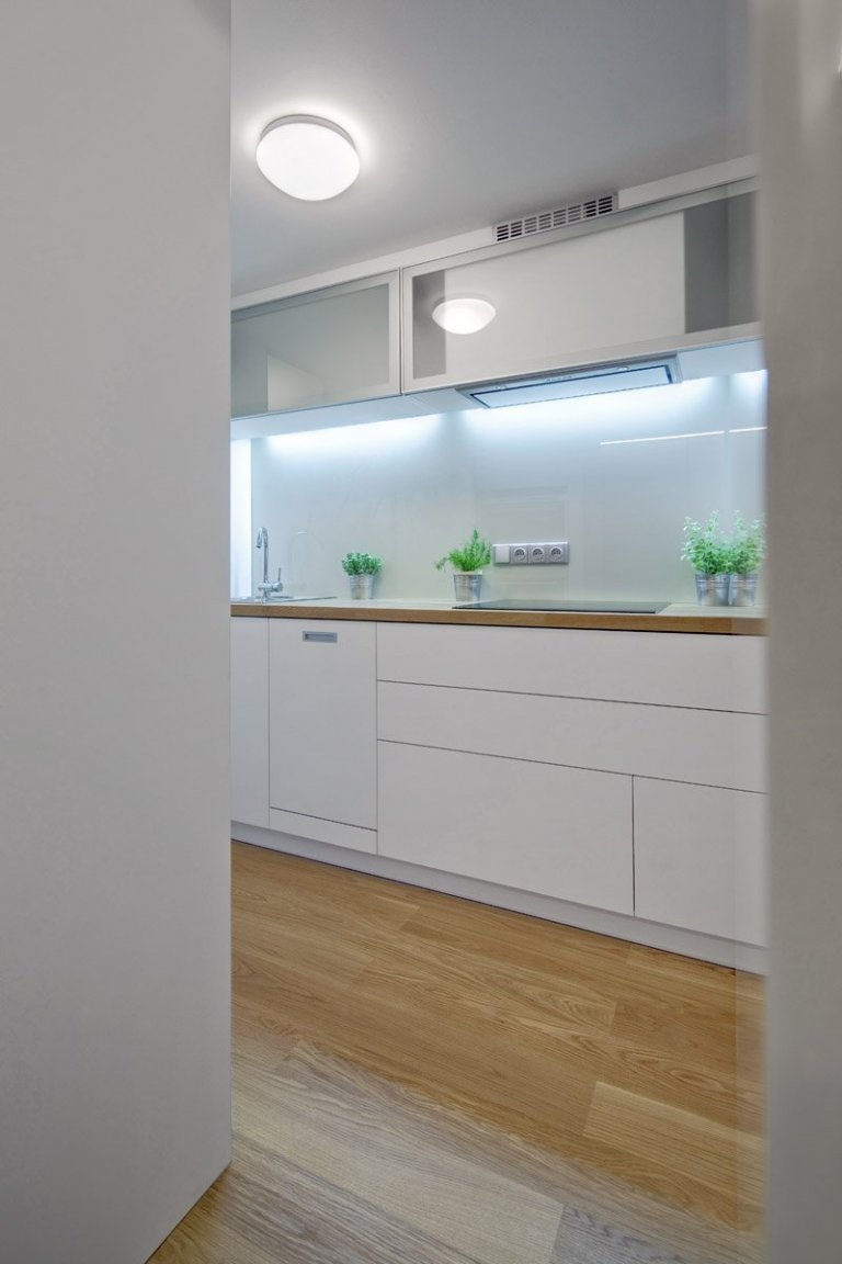 Malý prostor, velká výzva. Pokusili jsme se o zázrak a navrhli byt, který na ploše 23 m2 nabízí vše, co mladý člověk k životu potřebuje. Kuchyně na podiu s…