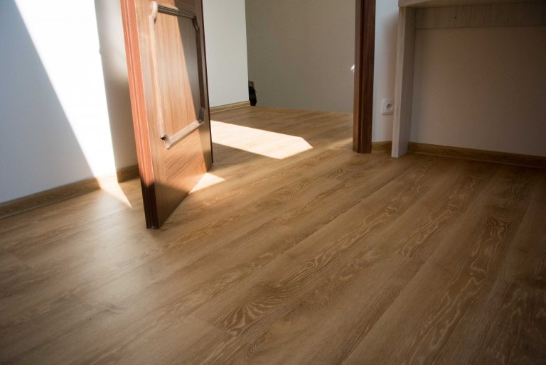 Ukázka realizace pokládky vinylové podlahy BUKOMA DRYBACK dekor Dub Burbon Přírodní