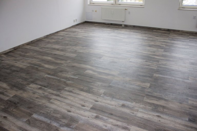 Použité soklové lišty BUKOMA PROFI-60 zdařile imitují dřevo