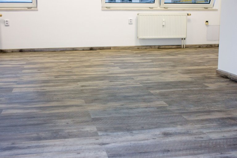 Dekor Dub Pouštní je v současné době velmi oblíbený, díky více obsaženým odstínům se dobře kombinuje s různým nábytkem a jinými prvky interiéru.