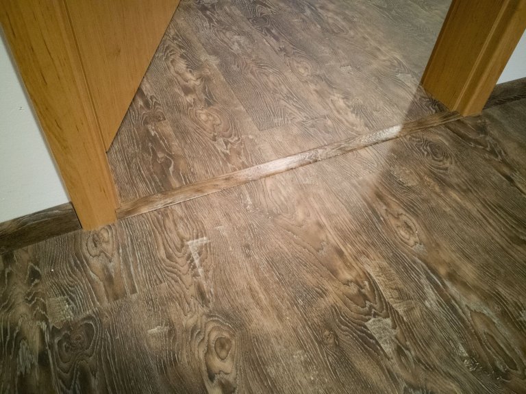 Když už někde přechodová lišta musí být, je ve stejném dekoru jako podlaha. Na detailu prostě záleží...