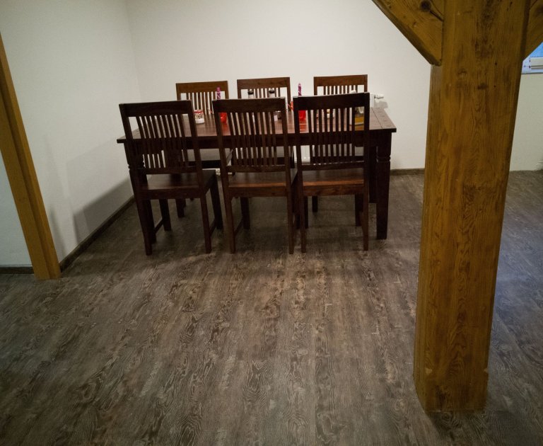 Zdařilá rekonstrukce domu s vinylovou podlahou BUKOMA PREMIUM CLICK dekor Dub Stoletý. Stejný dekor podlahy je v celém patře.
