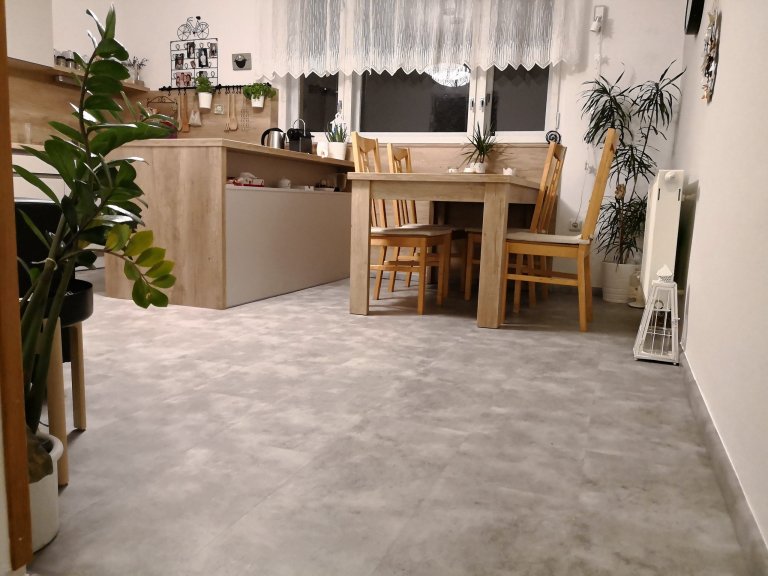 Kuchyň s vinylovou podlahou v dekoru kamene