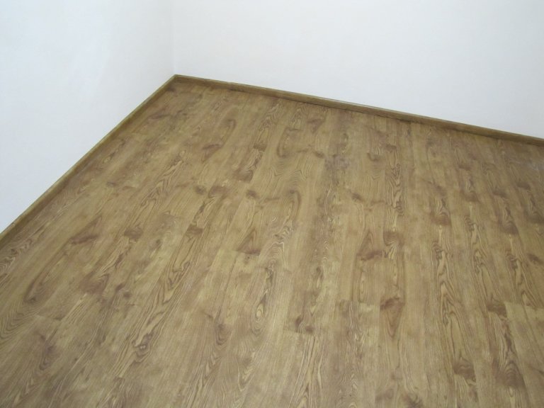 Místnost s vinylovou podlahou BUKOMA CLICK dekor Dub Pireus Natural - vyfoceno s využitím umělého osvětlení