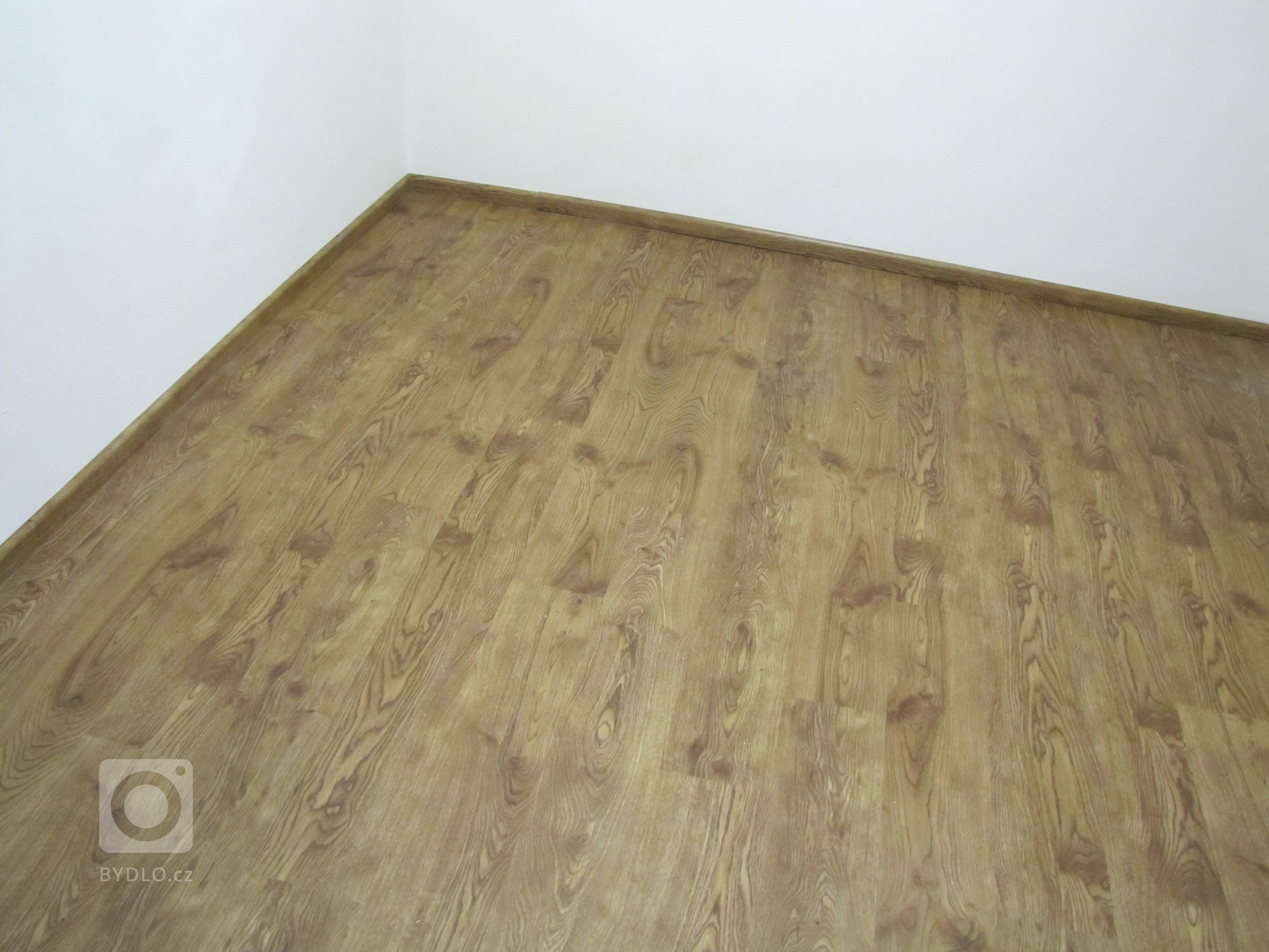 Místnost s vinylovou podlahou BUKOMA CLICK dekor Dub Pireus Natural - vyfoceno s využitím umělého osvětlení