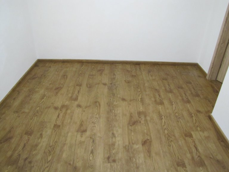 Místnost s vinylovou podlahou BUKOMA CLICK dekor Dub Pireus Natural - vyfoceno s využitím umělého osvětlení