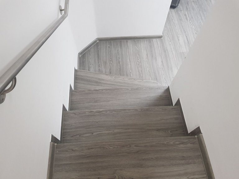 Ukázka realizace s vinylovou plovoucí podlahou BUKOMA PREMIUM CLICK - dekor Dub Urban. Stejný dekor podlahy je v celém domě včetně schodiště.
