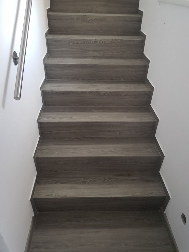 Ukázka realizace s vinylovou plovoucí podlahou BUKOMA PREMIUM CLICK - dekor Dub Urban. Stejný dekor podlahy je v celém domě včetně schodiště.
