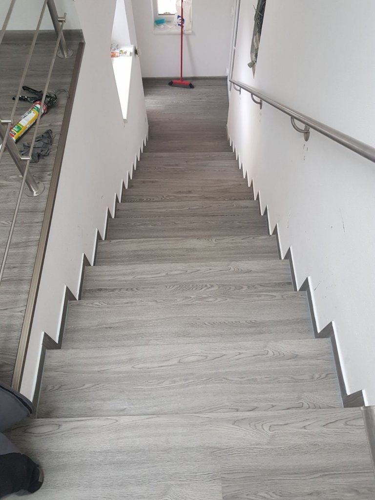 Ukázka realizace s vinylovou plovoucí podlahou BUKOMA PREMIUM CLICK - dekor Dub Urban. Stejný dekor podlahy je v celém domě včetně schodiště.
