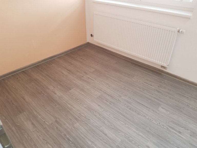 Ukázka realizace s vinylovou plovoucí podlahou BUKOMA PREMIUM CLICK - dekor Dub Urban. Stejný dekor podlahy je v celém domě včetně schodiště.
