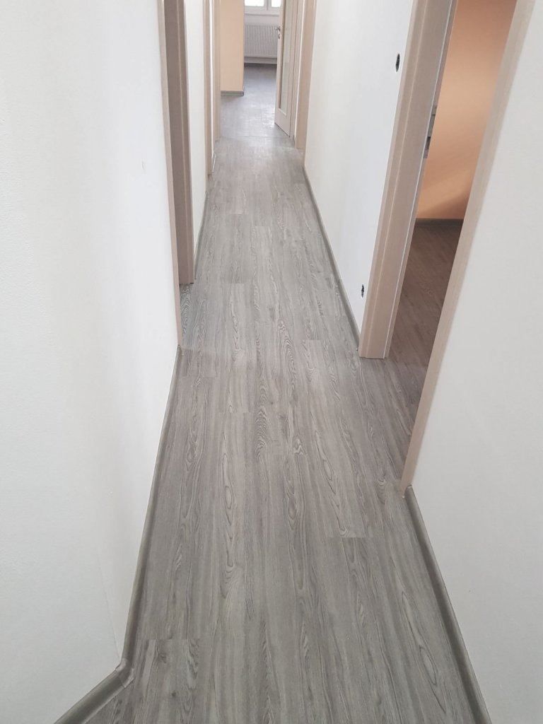Ukázka realizace s vinylovou plovoucí podlahou BUKOMA PREMIUM CLICK - dekor Dub Urban. Stejný dekor podlahy je v celém domě včetně schodiště.
