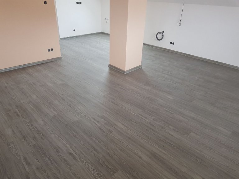 Ukázka realizace s vinylovou plovoucí podlahou BUKOMA PREMIUM CLICK - dekor Dub Urban. Stejný dekor podlahy je v celém domě včetně schodiště.
