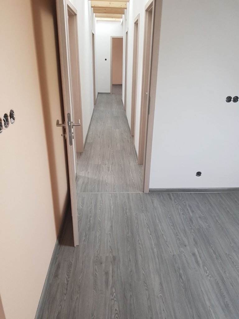 Ukázka realizace s vinylovou plovoucí podlahou BUKOMA PREMIUM CLICK - dekor Dub Urban. Stejný dekor podlahy je v celém domě včetně schodiště.
