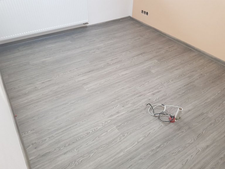 Ukázka realizace s vinylovou plovoucí podlahou BUKOMA PREMIUM CLICK - dekor Dub Urban. Stejný dekor podlahy je v celém domě včetně schodiště.

