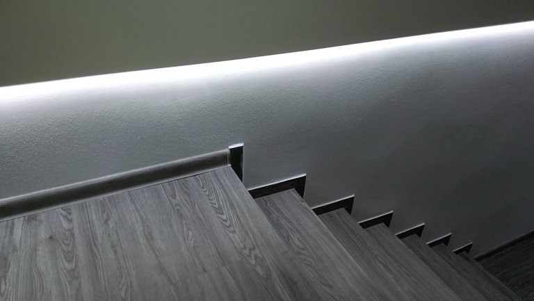 Vinylové schody osvětleny LED osvětlením