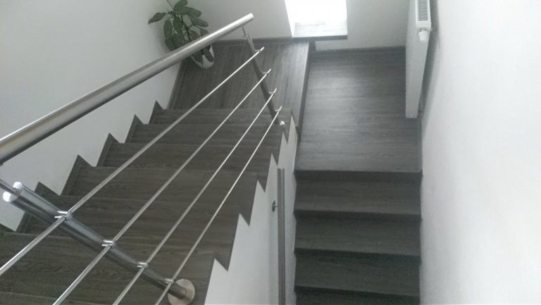 Ukázka realizace vinylových schodů Bukoma. Použitá vinylová podlaha pro výrobu je BUKOMA CLICK dekor Dub Urban. Hrany schodů jsou řešeny speciálním ohybem…