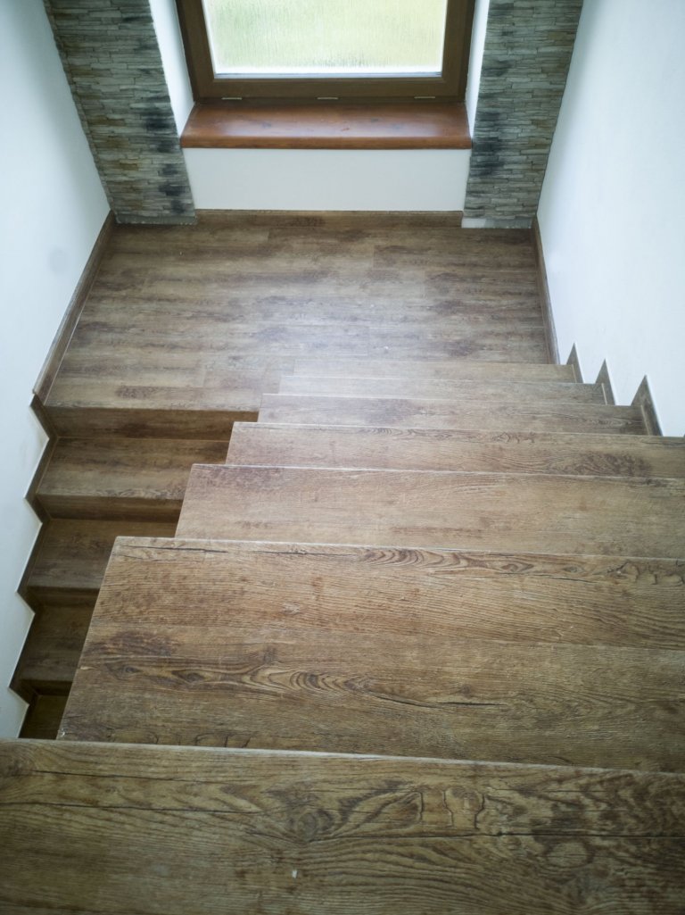 Renovace schodiště s vinylovou podlahou Dub Přírodní