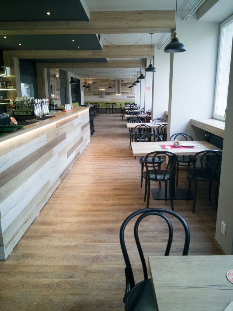 Restaurace s vinylovou podlahou Dub Přírodní