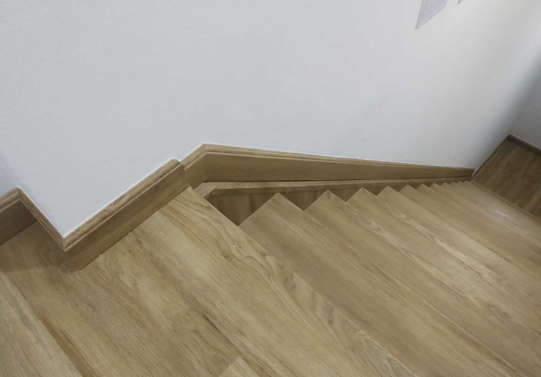 Renovace schodiště i podlah s vinylovou podlahou Dub Gladstone Hnědý