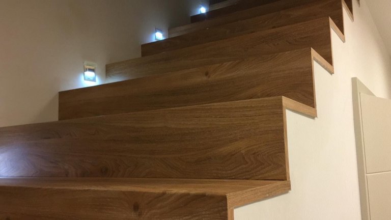 Instalace Bukoma - Vinylové schody i podlaha se stejným dekorem