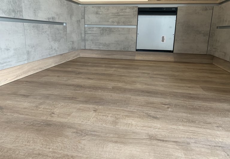 Ukázka realizace - vinylová podlaha BUKOMA PREMIUM CLICK XL - dekor Dub Barfold. Plocha celého rodinného domu je položena v jedné ploše bez přechodových lišt.…