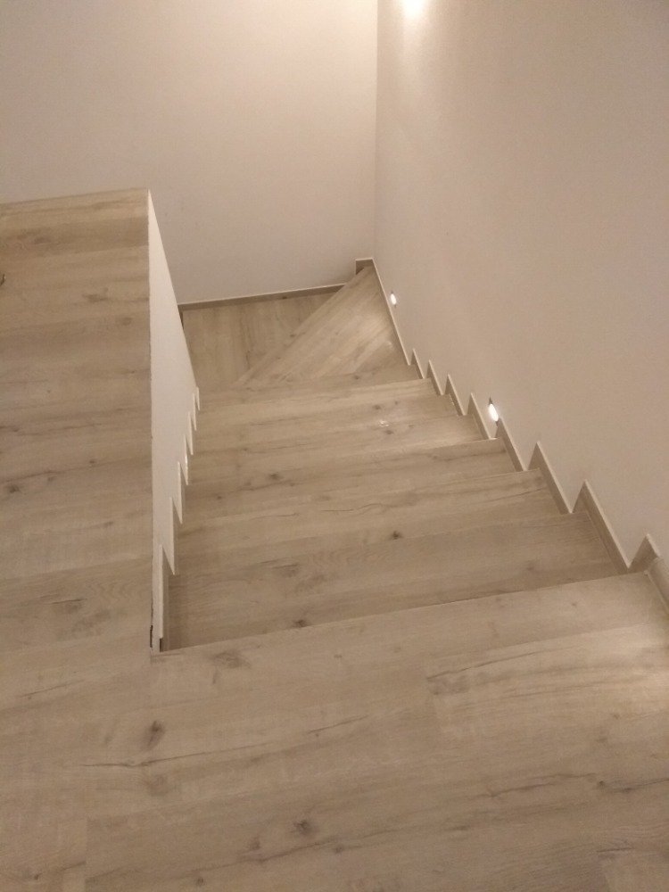 Ukázka realizace obkladu schodiště z vinylové&nbsp;
