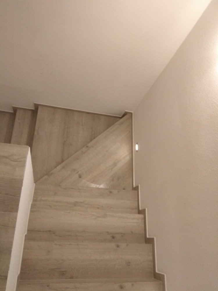 Ukázka realizace obkladu schodiště z vinylové&nbsp;
