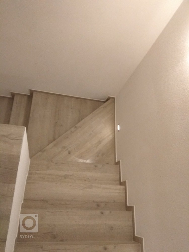 Ukázka realizace obkladu schodiště z vinylové&nbsp;
