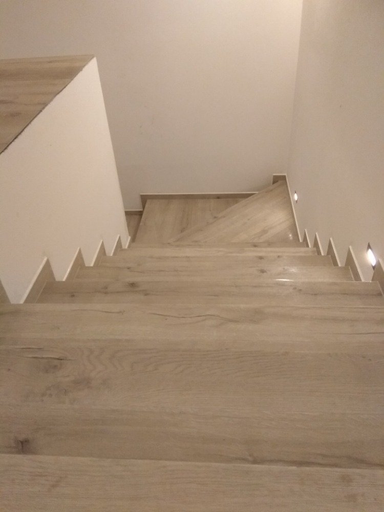 Ukázka realizace obkladu schodiště z vinylové&nbsp;

