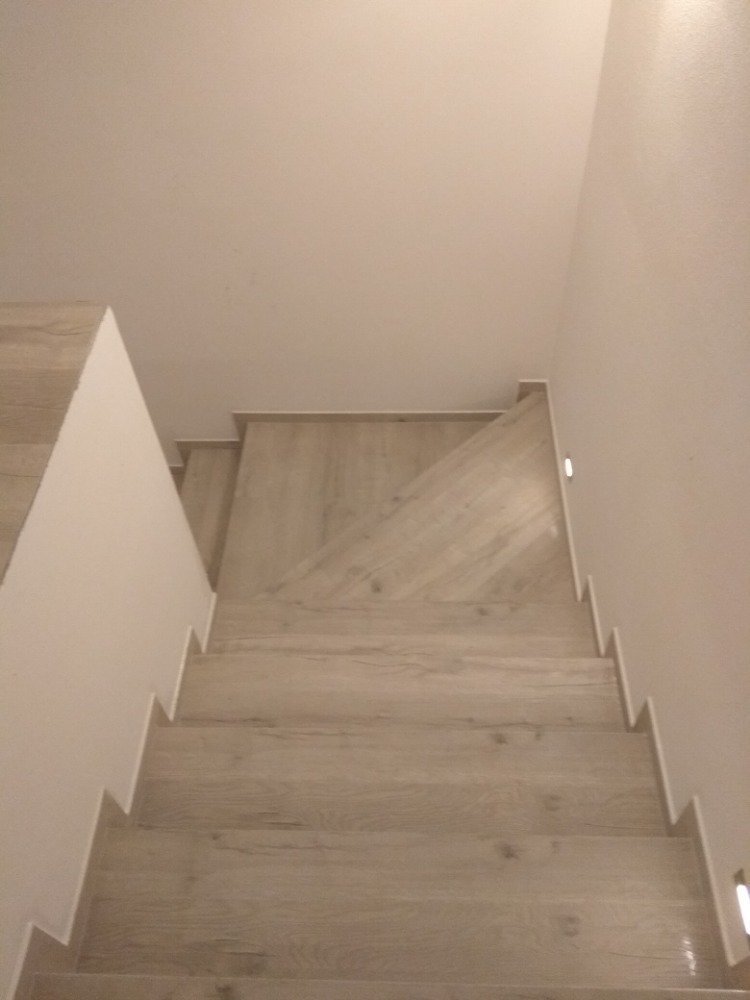 Ukázka realizace obkladu schodiště z vinylové&nbsp;
